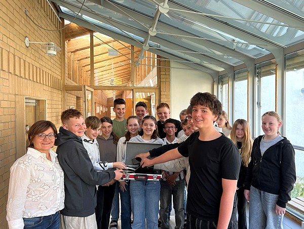 Schüler der Klasse 7M mit Klassenleiterin Sabine Krompaß beim Abgeben ihrer Handys