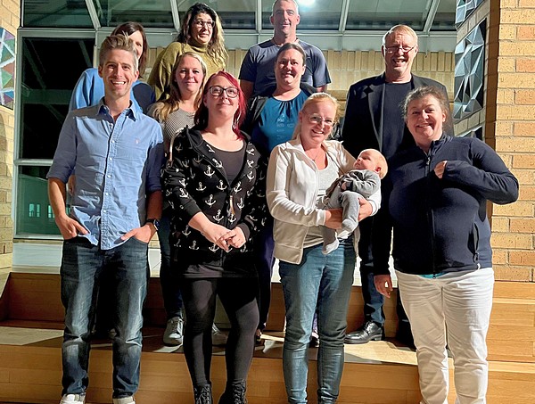 Gurppenbild Elternbeirat auf einer Treppe