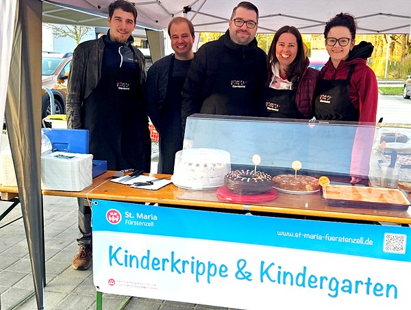 Das Kuchenverkaufsteam am Stand auf dem Rewe Parkplatz.