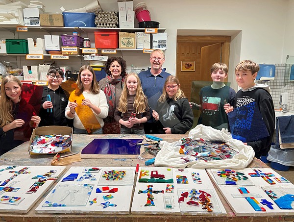 Glaskunst an der Heimvolksschule mit Kulturpreisträgerin Barbara Zehner