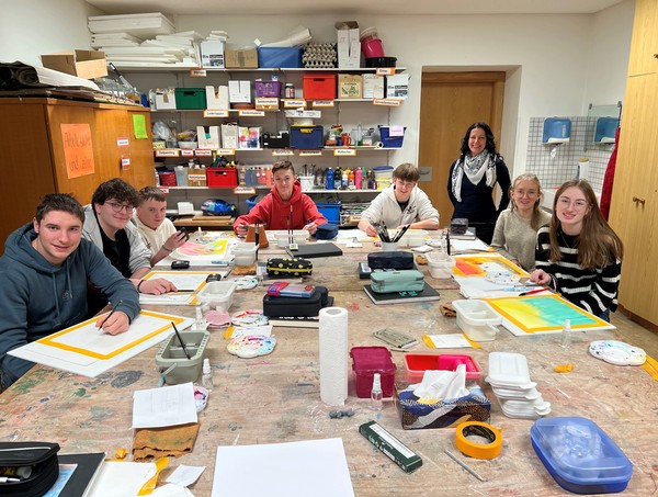 Farbenfrohe Aquarelle bei den KinderKunstWelten der Heimvolksschule
