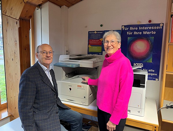 Anwaltsehepaar Spittler spendet Kanzleiinterieur der Heimvolksschule